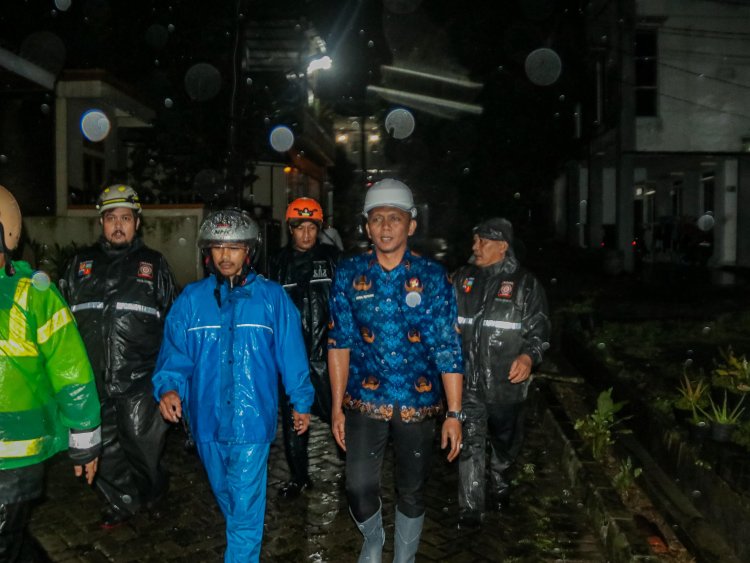 Dua Lansia Selamat dari Longsor, Jenal Mutaqin Cek Langsung ke Lokasi