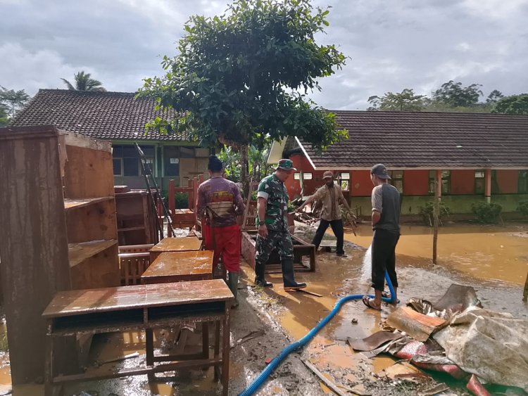 Babinsa Koramil 2213/Jampang Kulon Laksanakan Bhakti Pembersihan Sekolah Pasca Banjir