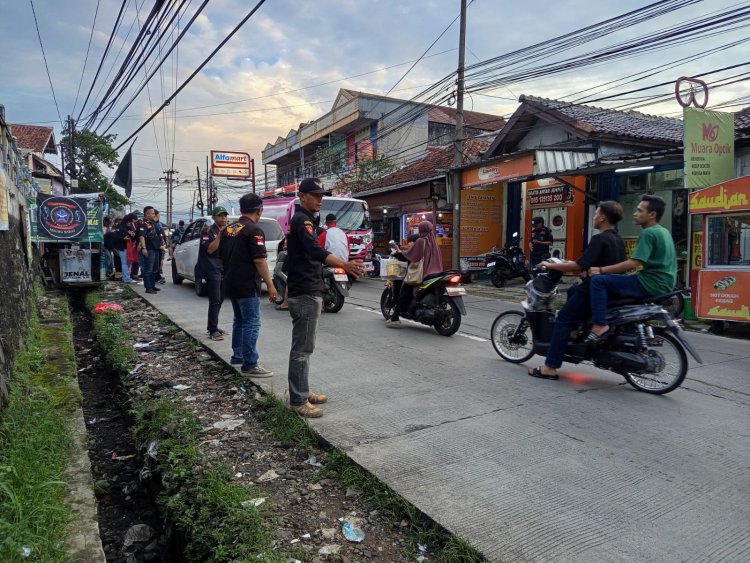 Bagikan Takjil dan Santunan oleh BPPKB Banten DPAC Bogor Barat