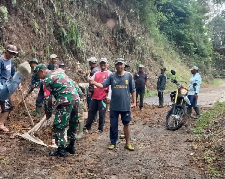 Babinsa Koramil 2205/Kalapanunggal Bersama Warga Gelar Karya Bakti Pembersihan Jalan Lingkungan