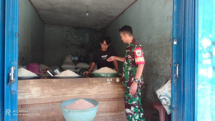 Babinsa Koramil 2208/Nyalindung Monitoring Harga Sembako di Pasar Nyalindung