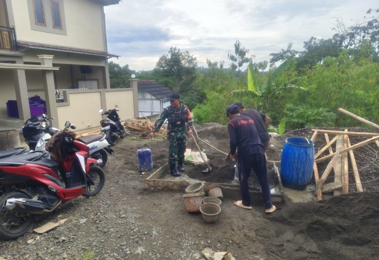 Babinsa Koramil 2211/Sagaranten Laksanakan Karya Bakti Pembangunan TPT di Desa Cidolog