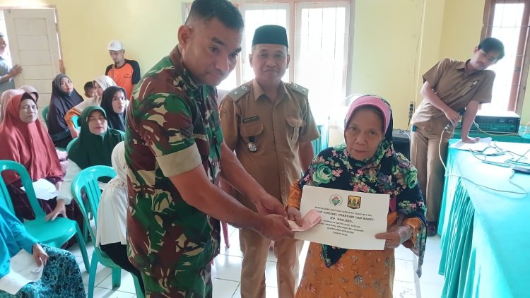 Babinsa Koramil 2204/Cikidang Dampingi Distribusi Bansos BLT DD di Desa Sampora