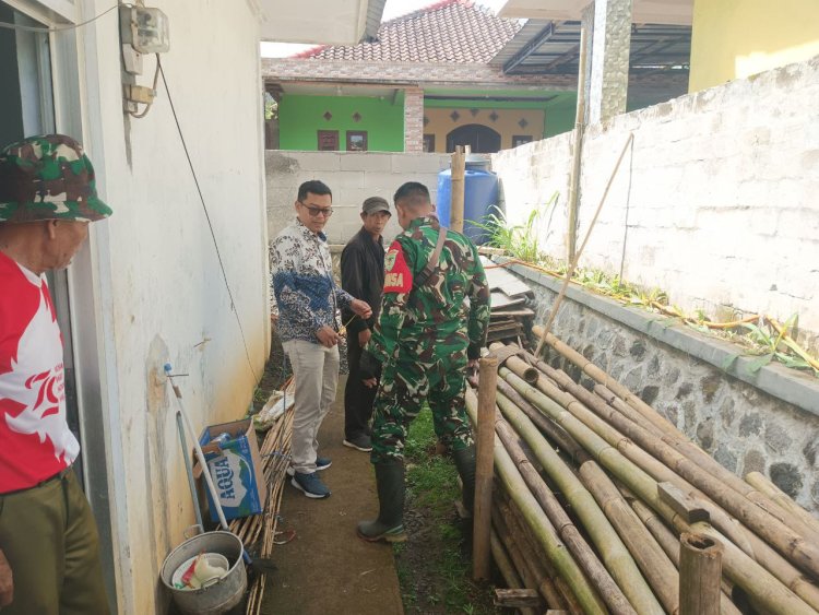Babinsa Koramil 2208/Nyalindung Laksanakan Karya Bakti Perbaikan Pagar di Kampung Cisayar