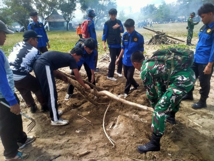 Babinsa Koramil 2215/Ciemas Bersama Karang Taruna Gelar Bhakti Pembersihan Lapangan Sepak Bola