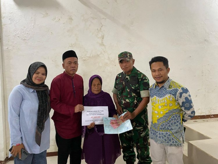 Babinsa Koramil 2205/Kalapanunggal Dampingi Penyaluran BLT DD di Desa Kadununggal