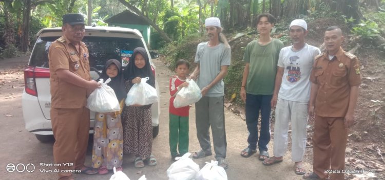 Lurah Palabuhanratu Bagikan Bingkisan Sembako untuk Anak Yatim dalam Program 100 Hari Kerja