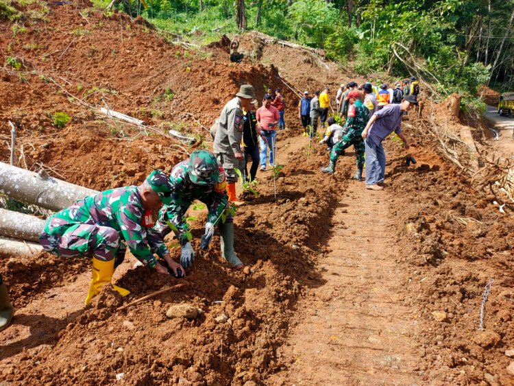 Babinsa Koramil 2209/Lengkong Bersama Muspika dan Asper Gelar Penghijauan di Lokasi Bekas Longsor