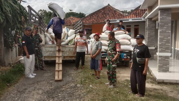 Babinsa Koramil 2214/Surade Laksanakan Giat Sergab Bersama Bulog di Kecamatan Ciracap