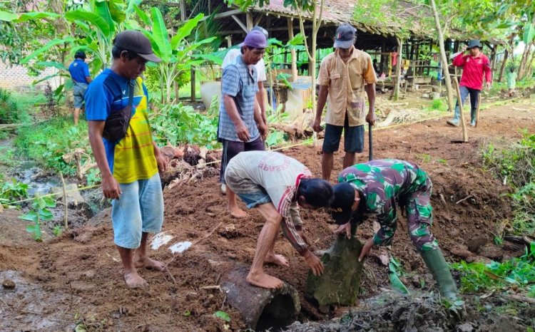 Babinsa Koramil 2212/Tegalbuleud Bersama Warga Laksanakan Karya Bhakti Perbaikan Jalan