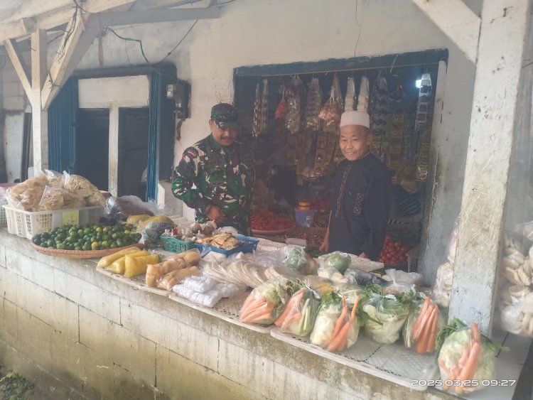Babinsa Koramil 2206/Parakansalak Laksanakan Pengecekan Harga Sembako di Pasar Tradisional