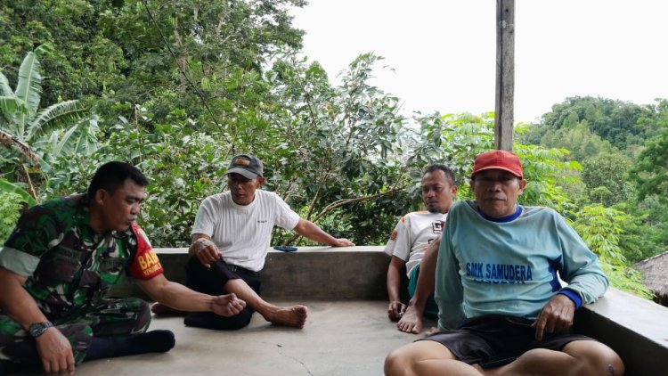 Babinsa Koramil 2201/Cisolok Laksanakan Komsos dan Monitoring Wilayah di Desa Gunung Tanjung