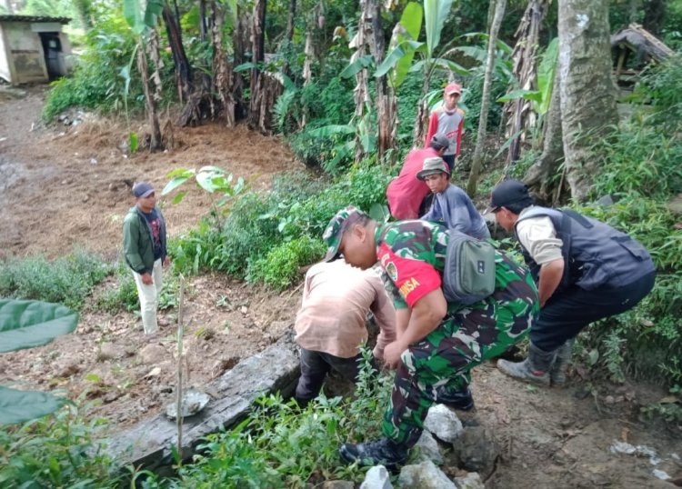 BABINSA KORAMIL 2209/LENGKONG LAKSANAKAN KARYA BAKTI PERBAIKAN SALURAN IRIGASI