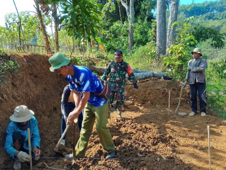BABINSA KORAMIL 2207/JAMPANG TENGAH BERSAMA WARGA LAKSANAKAN KARYA BAKTI PEMBANGUNAN SAUNG