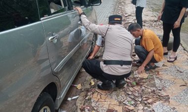 Kapolsek Malingping Polres Lebak Bantu Wisatawan Saat Ban Mobil Bocor