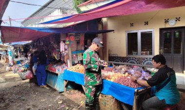 Babinsa Koramil 2207/Jampangtengah Lakukan Pengecekan Harga Sembako di Pasar Tradisional
