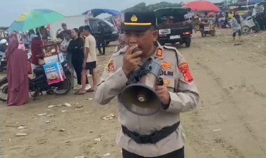 Kapolsek Malingping Polres Lebak Menggunakan Pengeras Suara Beri Himbauan Kepada Pengunjung Pantai Bagedur
