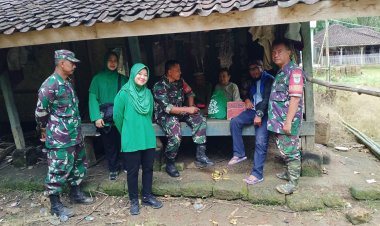 Danramil 2214/Surade Bersama Anggota dan Persit Salurkan Bantuan Sembako kepada Warga Kurang Mampu di Desa Wanasari