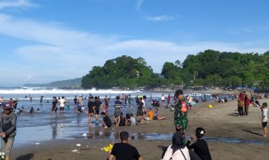 Babinsa Koramil 2201/Cisolok Laksanakan Pemantauan di Pantai Karang Hawu