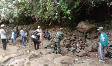 Babinsa Koramil 2211/Sagaranten Gelar Kegiatan Bakti Memperbaiki Bendungan Rusak di Desa Tenjolaut