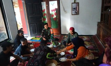 Babinsa Koramil 2208/Nyalindung Laksanakan Komsos Bersama Warga Sukamaju