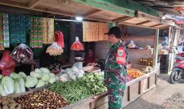 Babinsa Koramil 2207/Jampangtengah Laksanakan Pengecekan Harga Sembako di Pasar Wilayah Binaan