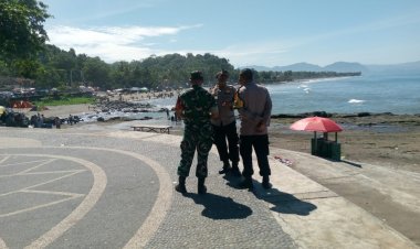 Babinsa Koramil 2201/Cisolok Laksanakan Pemantauan Pengunjung di Pantai Karang Hawu