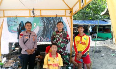 Babinsa Koramil 2201/Cisolok Laksanakan Pemantauan di Pantai Karang Hawu