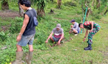 Babinsa Koramil 2215/Ciemas Gelar Kegiatan Bhakti Pembersihan Jalan Bersama Warga