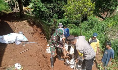 Babinsa Koramil 2208/Nyalindung Laksanakan Karya Bakti Bersama Warga