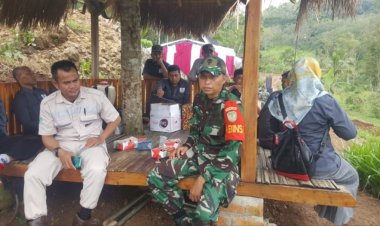 Babinsa Koramil 2209/Lengkong Laksanakan Komsos dengan Warga Desa Tegallega