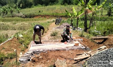 Babinsa Koramil 2210/Pabuaran Laksanakan Karya Bhakti Bersama Warga