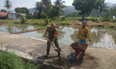 Babinsa Koramil 2202/Palabuhanratu Laksanakan Karya Bakti Pembersihan Jalan di Desa Citepus