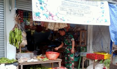 Babinsa Koramil 2206/Parakansalak Laksanakan Pengecekan Harga Sembako di Pasar Parakansalak