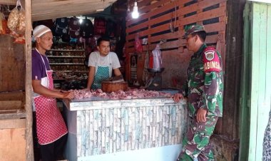 Babinsa Koramil 2207/Jampangtengah Laksanakan Pengecekan Harga Sembako di Pasar Jampangtengah