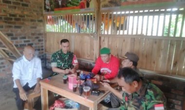 Babinsa Koramil 2206/Parakansalak Laksanakan Komsos Bersama Tokoh Masyarakat