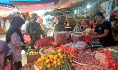 Babinsa Koramil 2202/Palabuhanratu Laksanakan Pengecekan Harga Sembako di Pasar Semi Modern