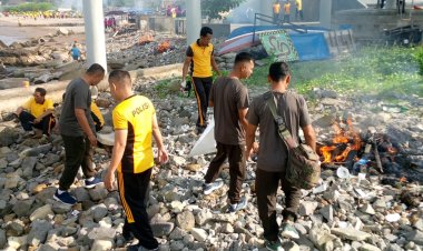 Babinsa Koramil 2201/Cisolok Laksanakan Karya Bakti Bersama Polres Sukabumi