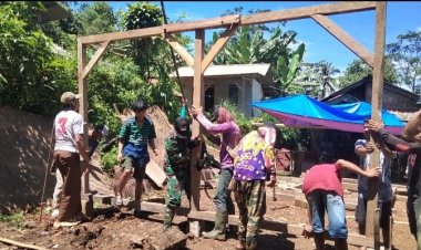 Babinsa Bojongjengkol Gelar Gotong Royong Bedah Rumah Warga Kurang Mampu