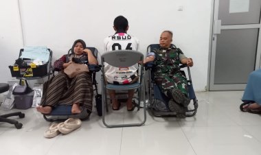 Prajurit TNI Bantu Warga Cicadas yang Derita Gagal Ginjal dengan Donor Darah