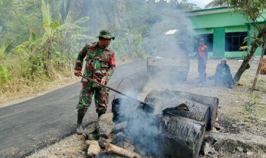 Babinsa Serka Untoro Turut Serta dalam Pengaspalan Jalan di Desa Cikadu