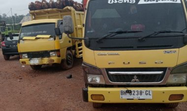 Mobil Truk Terparkir  di Lokasi  Depan PT Sukses Inti Palma 2, Diduga Ada Upaya Pencurian Sawit