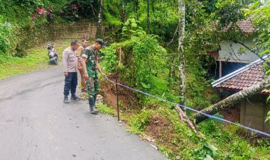 Babinsa Koramil 2208/Nyalindung Laksanakan Karya Bakti Pengukuran Jalan Longsor di Desa Sukamaju