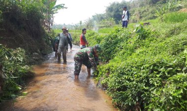 Babinsa Koramil 2205/Kalapanunggal Laksanakan Kegiatan Bhakti di Desa Cipeteuy