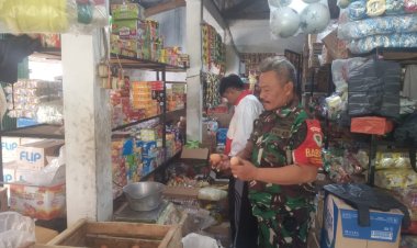 Babinsa Koramil 2206/Parakansalak Lakukan Pengecekan Harga Sembako di Desa Bojongasih