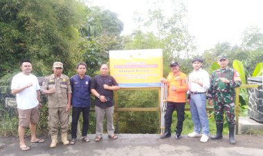 Peduli Lingkungan Babinsa Desa Sukatani dan Aparatur Desa Pasang Spanduk Larangan Buang Sampah Sembarangan