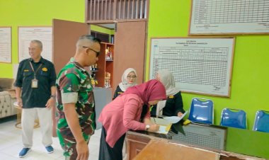 Babinsa Jampangkulon Dampingi Pendistribusian Insentif RT/RW