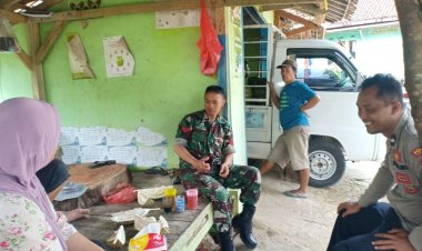 Babinsa Koramil 2205/Kalapanunggal Laksanakan Komsos Bersama Bhabinkamtibmas dan Warga