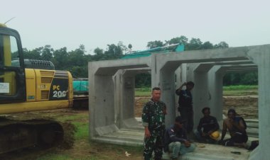 Babinsa Koramil 2202/Palabuhanratu Laksanakan Pemantauan Pembangunan Jembatan Alternatif di Desa Loji