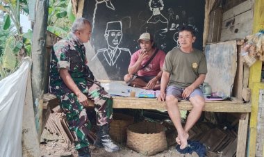 Babinsa Koramil 2205/Kalapanunggal Laksanakan KOMSOS Bersama Warga